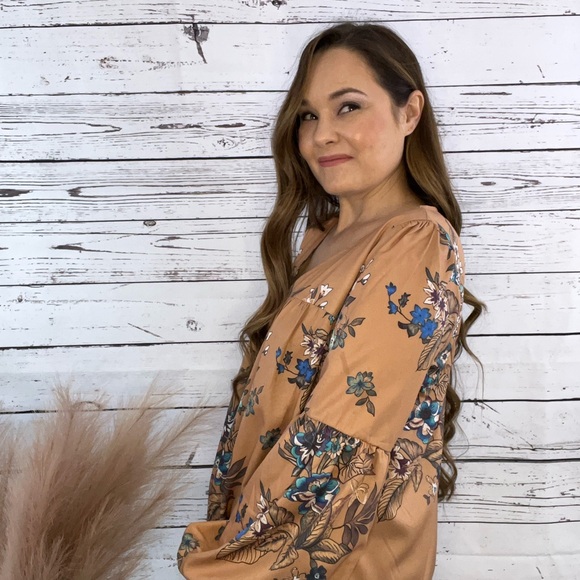 Puff sleeve floral top. Perfect for fall! Runs slightly bigger, can size down. - Picture 2 of 4